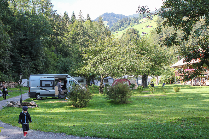 Unser Kleiner macht sich schon mal alleine auf den Weg. Unser Campingbus auf dem Campingplatz Grassi Frutigen Schweiz