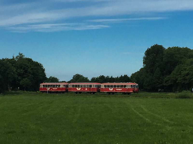 Der Moorexpress fährt zwischen Bremen und Stade. Der Moorexpress in Worpswede.