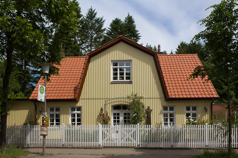 Für die Bushaltestelle hätte man vielleicht ein anderes Plätzchen finden können. Modersohn-Haus-in-Worpswede.