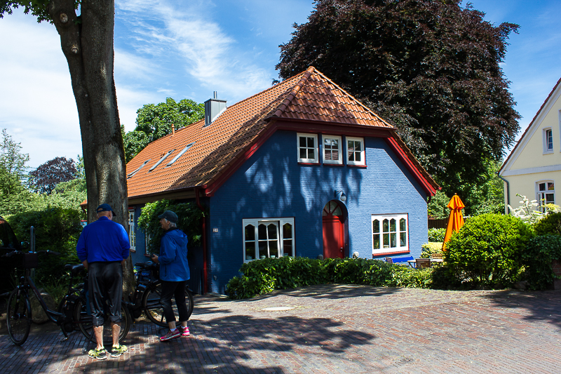Finde ich schon gewagt. Blaues Haus in Worpswede.