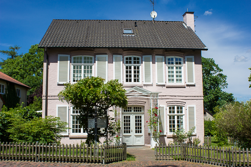 Benannt nach dem Künstlerpaar Alfred und Eva Lichtenford. Die Lichtenford-Villa-in-Worpswede.