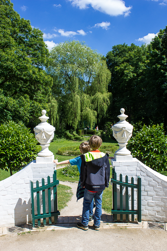 Auch unsere Kinder fanden Gefallen daran. Ruhe vor dem Sturm. Die Jungs stehen schon in den Startlöchern, um gleich los zu wetzen. Garten im Barkenhoff in Worpswede.