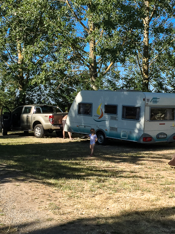 Nur gerade aus und schon steht man. Campingplatz in Spanien.