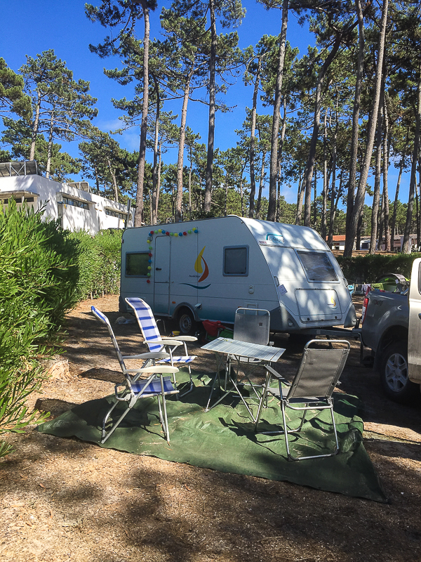 Wir sind darüber ganz glücklich. Wohnwagen auf Campingplatz in Portugal