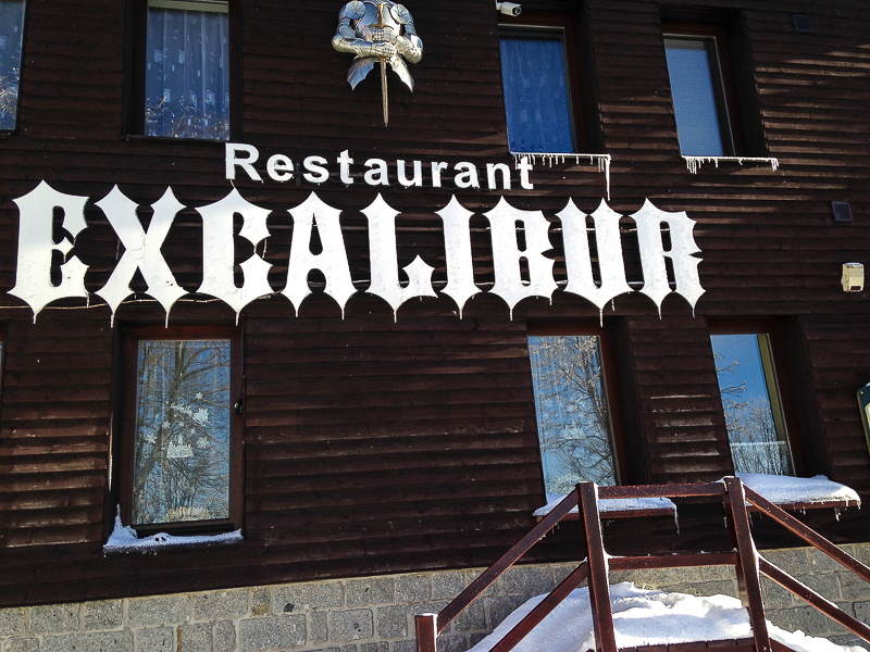 Zentraler geht es nicht. Skiurlaub im Hotel und Restaurant Excalibur in Bozi dar.