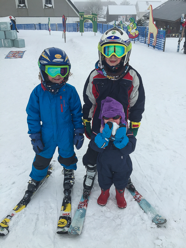 Meine kleinen Skifahrer und meine kleine Schneefresserin. Kinder in dem Skiareal Navako in Bozi dar.