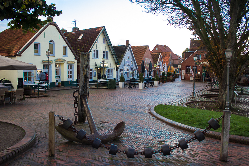 Hier hat man die Auswahl. Im Sommer gibt es wahrscheinlich kaum freie Plätze. Restaurants in Greetsiel.