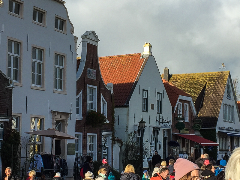 Gut das die schmucken Häuser erhalten geblieben sind. Haeuserfront Greetsiel