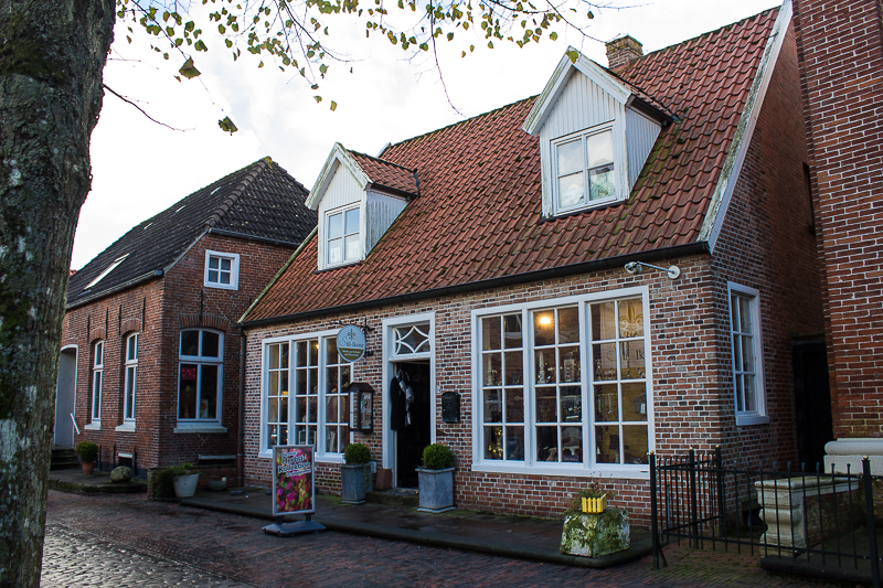 Auch etwas fern des Zentrums laden Gschäfte zum bummeln ein. Laden in Greetsiel.