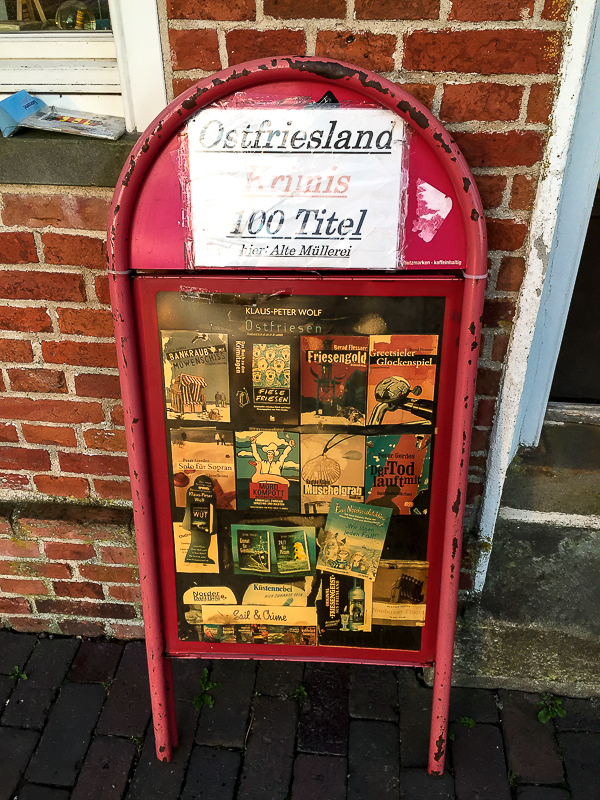 Hier im Norden scheint der perfekte Schauplatz für Krimis zu sein. Wieso denn bloß? Ostfriesland-Krimis in Greetsiel.