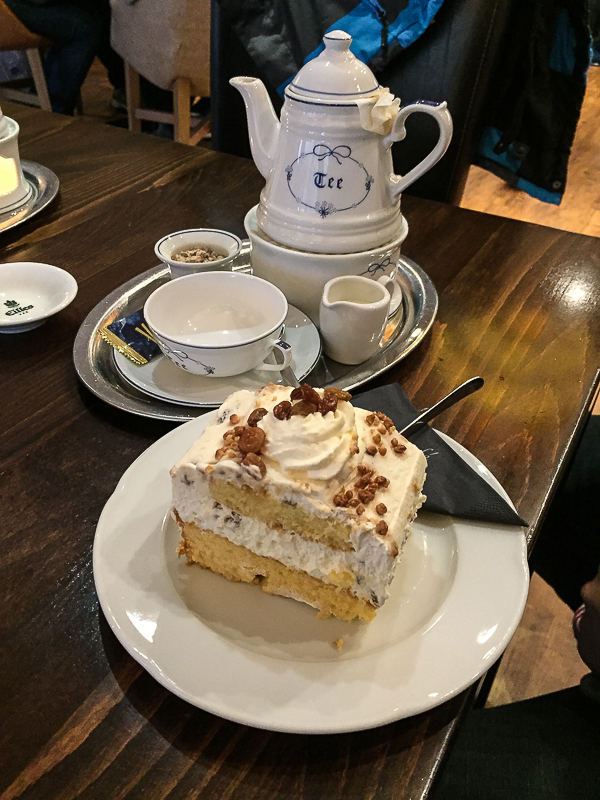 Die Schnitt ist wohl zum Teilen gedacht, so was von lecker und mächtig. Ostfriesentee und Ostfriesenschnitte im Grande Café in Greetsiel.
