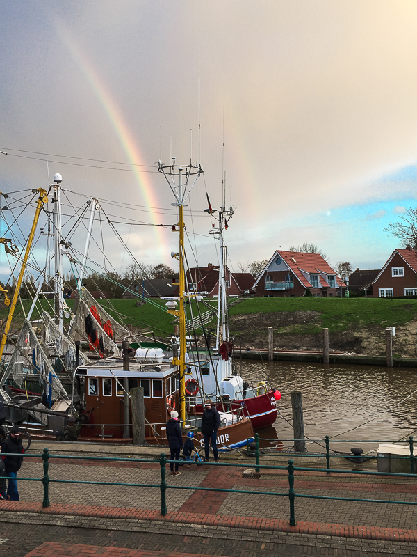 Wo war noch mal der Schatz? Regenbogen in Greetsiel.
