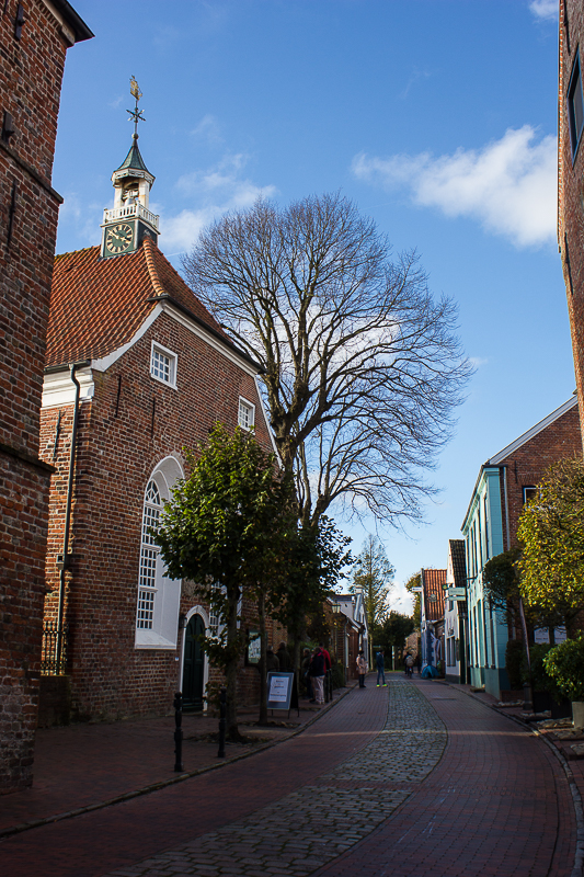 Hier ist auch der Haupteingang in die Kirche. Hohe Straße in Greetsiel.