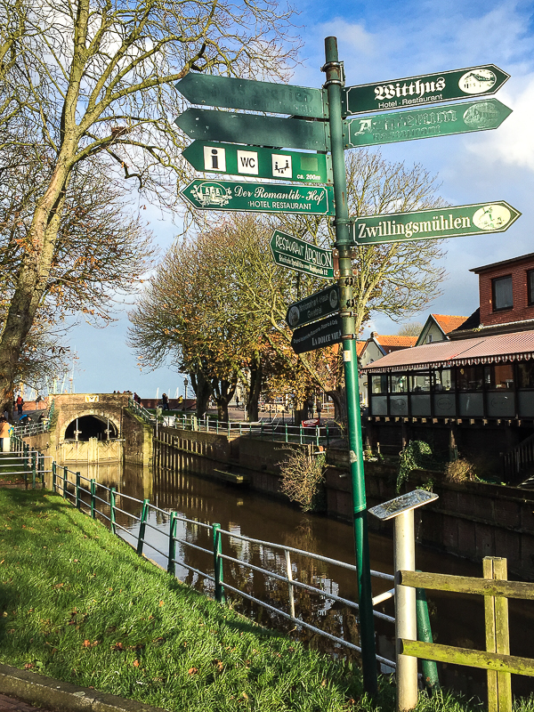 Die Wegweiser an fast jeder Ecke sind schon notwendig. Wegweiser in Greetsiel.