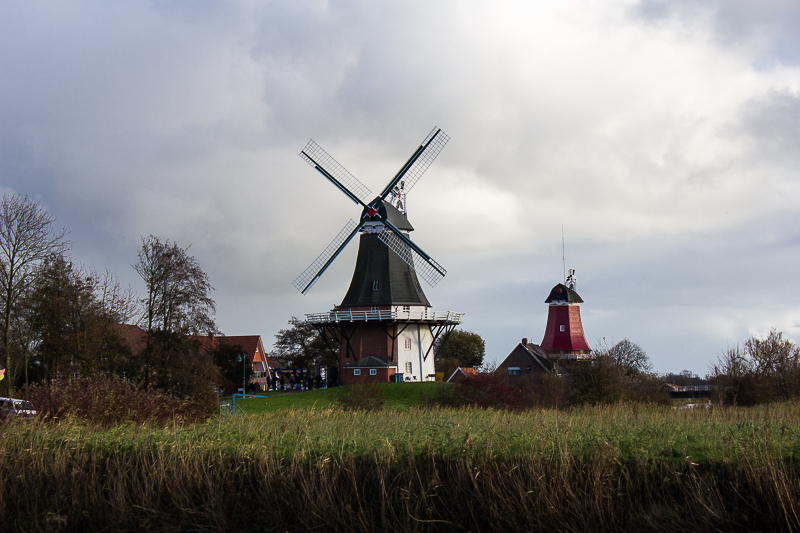 Auch die Flügel der vorderen Mühle mussten 2013 bei einem Sturm dran glauben. Mithilfe von Spendengeldern konnte sie wieder repariert werden ( lt. Wikipedia) Zwillingsmühlen in Greetsiel.