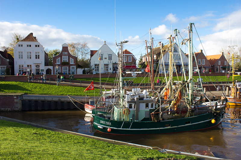 Als farblos kann man die Kutter wirklich nicht bezeichnen. Hafen in Greetsiel