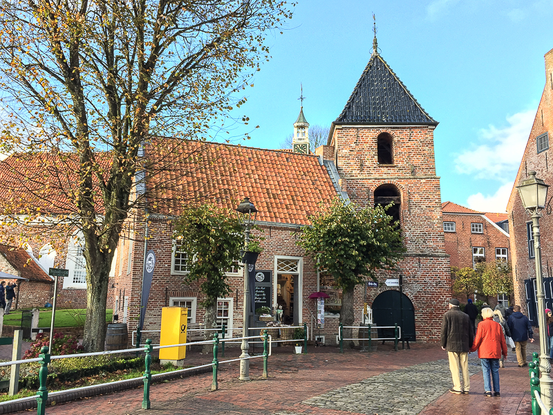 Hinter der grünen Tür des Glockenturmes, gibt es im Sommer eine Minibibliothek, die aus ein paar Regalen mit Büchern besteht. Glockenturm in Greetsiel