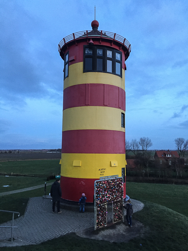 Man sieht, dass unten doch öfter nachgestrichen wird. Pilsumer Leuchtturm.