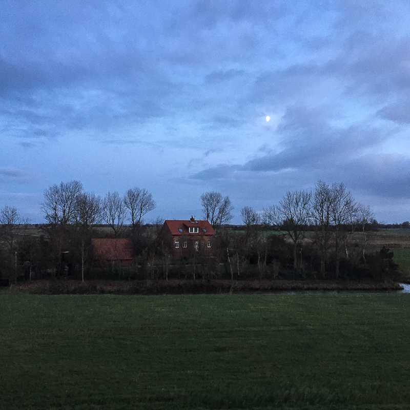 Tagsüber Besucherströme, nachts totale Einsamkeit. Haus und Hof beim Pilsumer Leuchtturm.