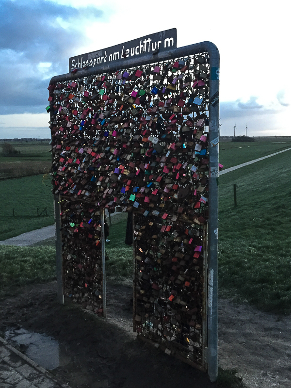 Vielleicht sollten die, die nicht mehr verliebt und geschieden sind den Platz für frisch Verliebte machen. Oh, wie gemein. Schlosspark am Leuchtturm in Pilsum.