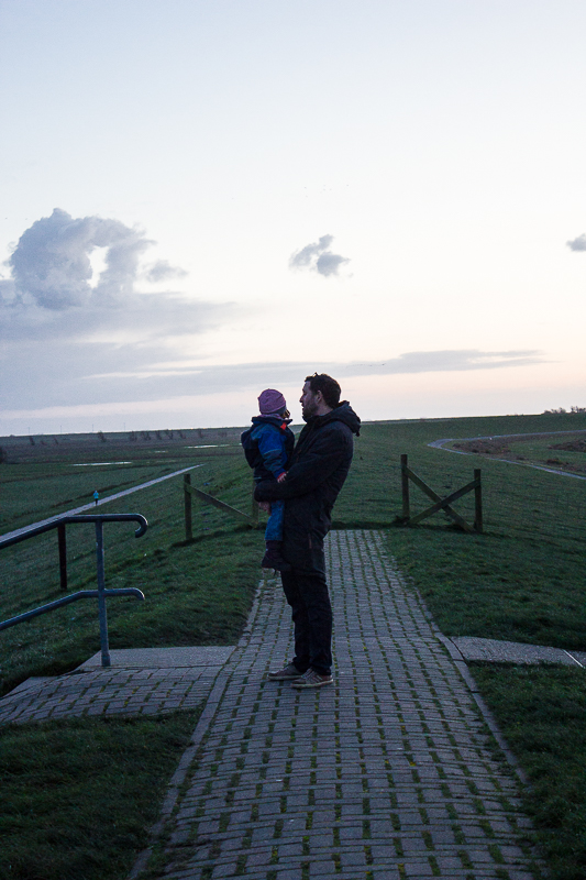 Wo ist den das Meer? Auf dem Deich vor dem Pilsumer Leuchtturm.