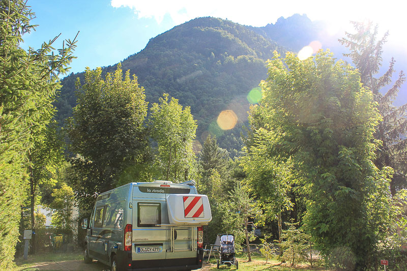 Große Parzellen. Campingplatz Le Chateau de Rochetaillee
