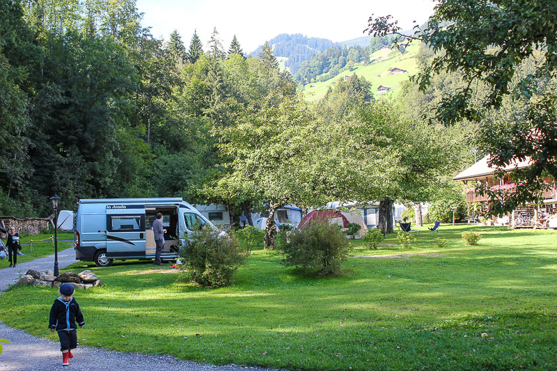 Wie man an der Kleidung erkennen kann, herrschten doch niedrige Temperaturen vor. Campingplatz in Frutigen in der Schweiz.