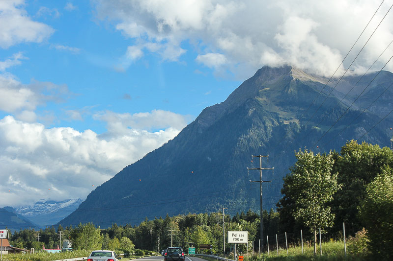 Von weitem schon sichtbar. Der Niesen. Berg im Berner Oberland in der Schweiz.