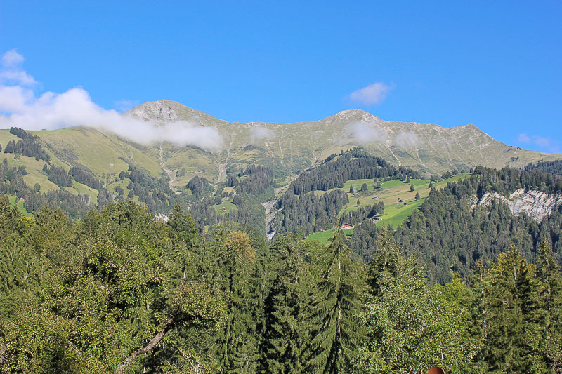 Der blaue Himmel lockte uns. Ausblick auf die Berge vom Campingplatz Grassi.