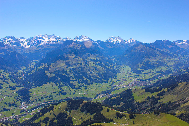 Weiter rechts hinter Frutigen kommt dann Adelboden. Ausblick vom Niesen auf das Frutigental im Berner Oberland Schweiz.