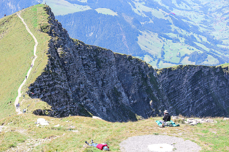 Wie abgebrochen. Wanderwege zum Niesen im Berner Oberland in der Schweiz.