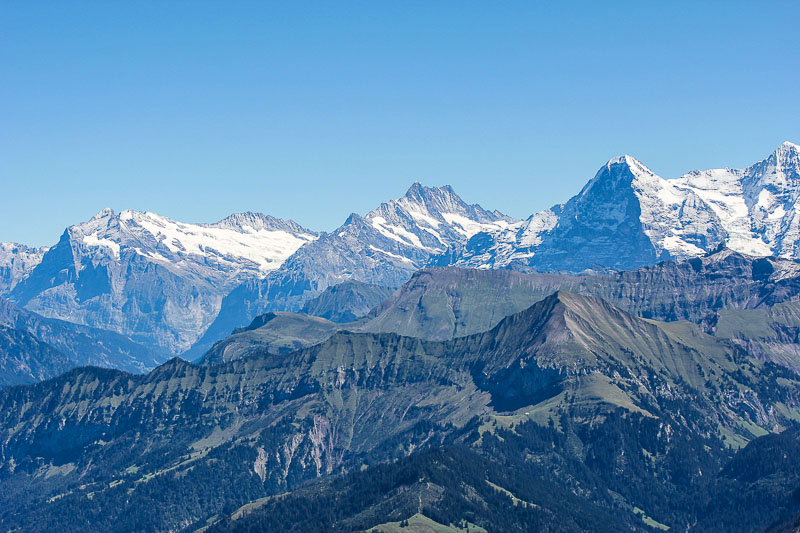 Wirkt schon sehr unheimlich dieser Berg, oder? Der Eiger mit der Eiger-Nordwand im Berner Oberland in der Schweiz.