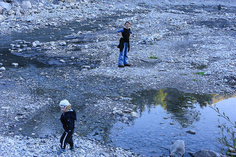 Kaum vorstellbar, dass hier bei Schneeschmelze ein reissendes Wildwasser vorherrscht. Flussbett Enstliege in Frutigen Schweiz.