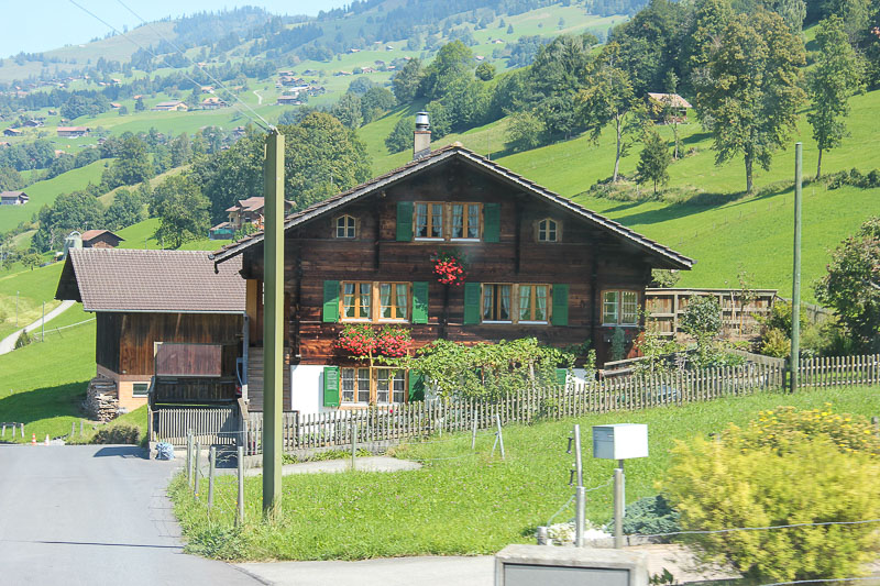 Geranien gehören einfach dazu. Typisches Schweizer Holzhaus.