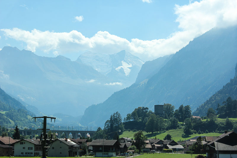 Etwas diesig, aber trotzdem ein schöner Tag. Kandertal bei Frutigen im Berner Oberland Schweiz.