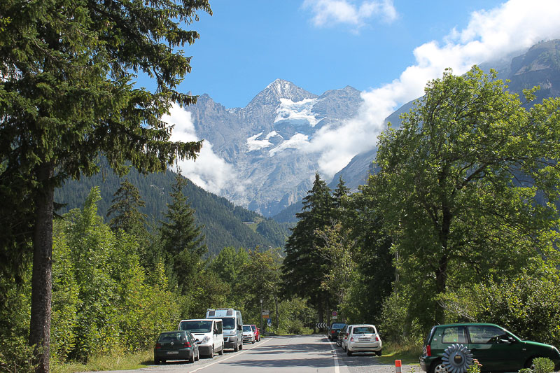 Tolle Umgebung. Bus in Kandersteg im Berner Oberland in der Schweiz.