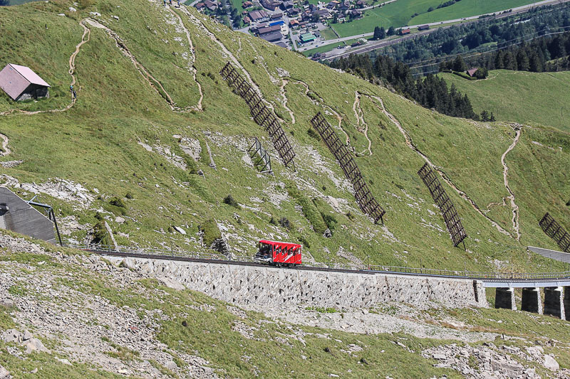 Die Niesenbahn ist eine Standseilbahn. Niesen-bahn im Berner Oberland Schweiz ist eine Standseilbahn