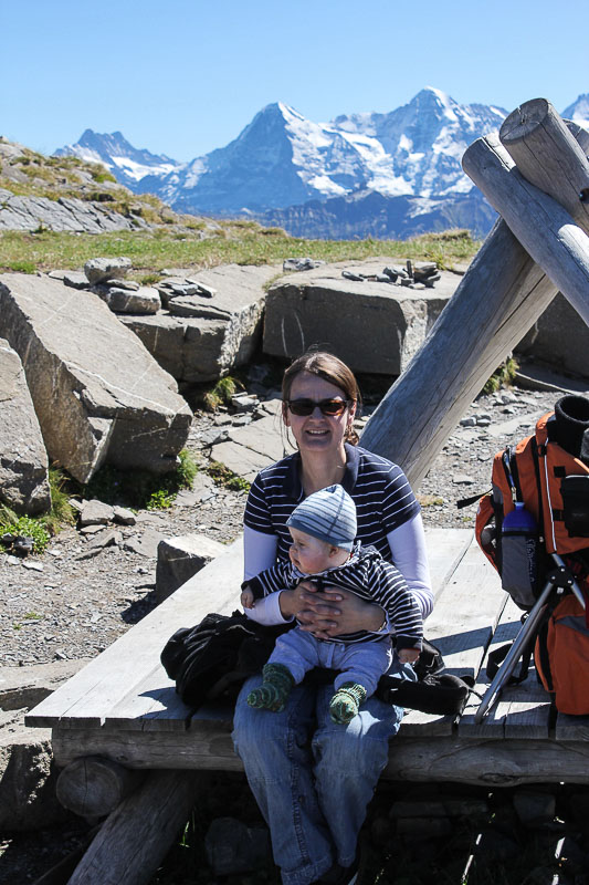 Gut, dass der Kleine noch nicht rumlaufen kann. Auf dem Niesen im Berner Oberland- in der Schweiz.
