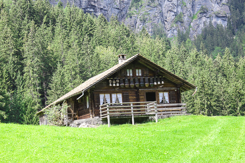 Man beachte die großen Glocken an der vordern Hausfront. Almhaus im Berner Oberland in der Schweiz.