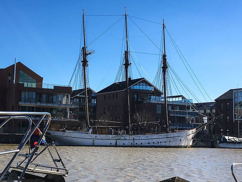 Da möchte man doch gleich mal rauf, oder? Leer an der Leda- Segelschiff.