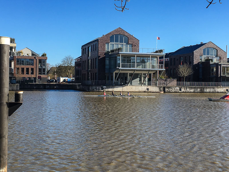 Eins und Zwei und Eins und Zwei. Vierer-Ruderboot auf der Leda in Leer.