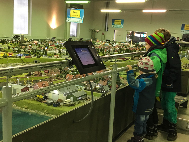 Für Kinder standen regelmäßig Hocker an den Seiten, damit auch sie schön alles sehen konnten. Miniaturland in Leer.