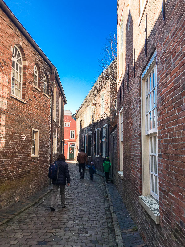 Wohin wird uns diese Gasse führen. Kleine Gasse in der Altstadt von Leer.