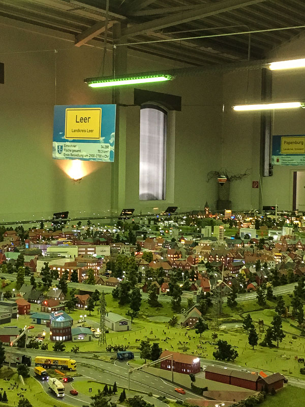 Hier geht das Herz eines jeden Modellhobbybauers auf. Leer im Miniaturland Leer.