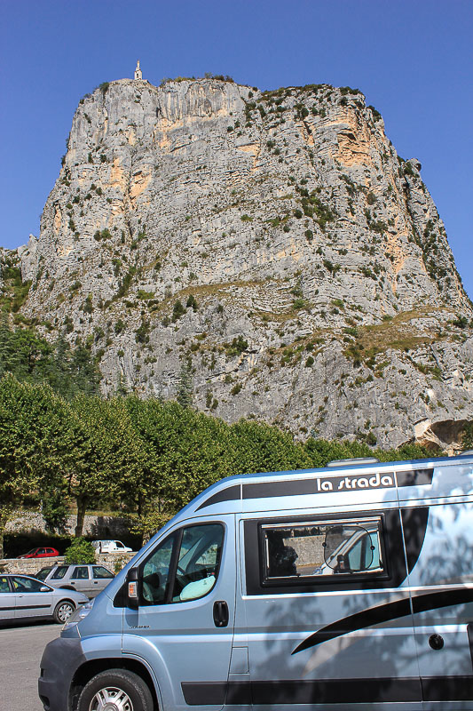 Nicht zu weit dran parken. Roc de Castellane mit der Kapelle Notre-Dame-du-Roc