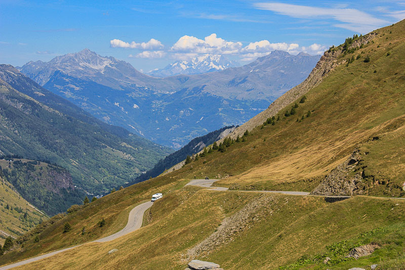 Da sieht man auch mal ein größeres Wohnmobil, was sich auf den doch anspruchsvollen Weg macht. Blick auf Mont Blanc Franzoesische Alpen