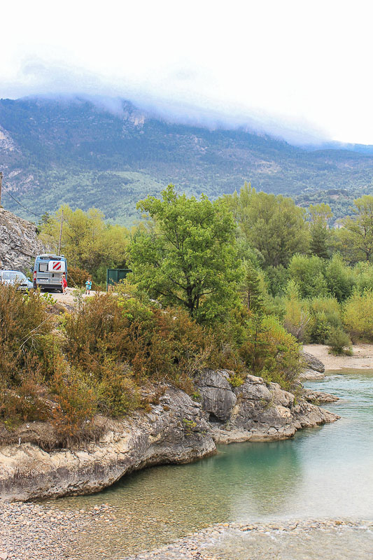 Seichtes Flußbett, perfekt zum Planschen. Verdon in Suedfrankreich.