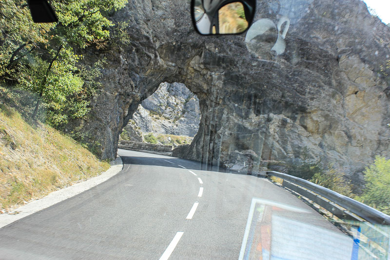 Sowas lockert die Fahrt auf. Felsentunnel Route Napoleon.