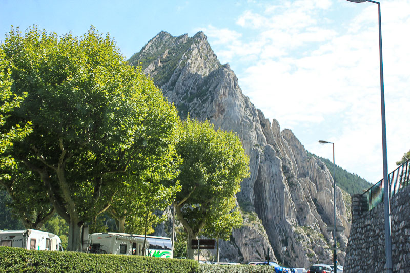Ein Halt lohnt sich hier auf jeden Fall. Das habe ich gelesen. Imposante Felsformationen bei Sisteron.
