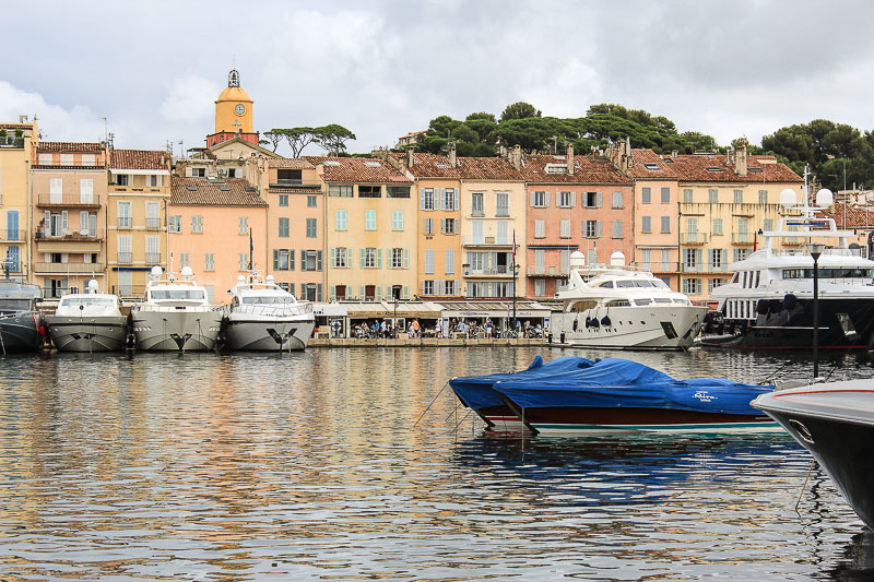Die Atmosphäre des einstiegen Fischerdorfes kann man nur erahnen. Saint-Tropez in Suedfrankreich.
